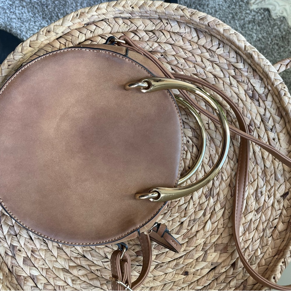 Crossbody Round bag with pretty flower details adj strap and metal handle - Picture 5 of 5